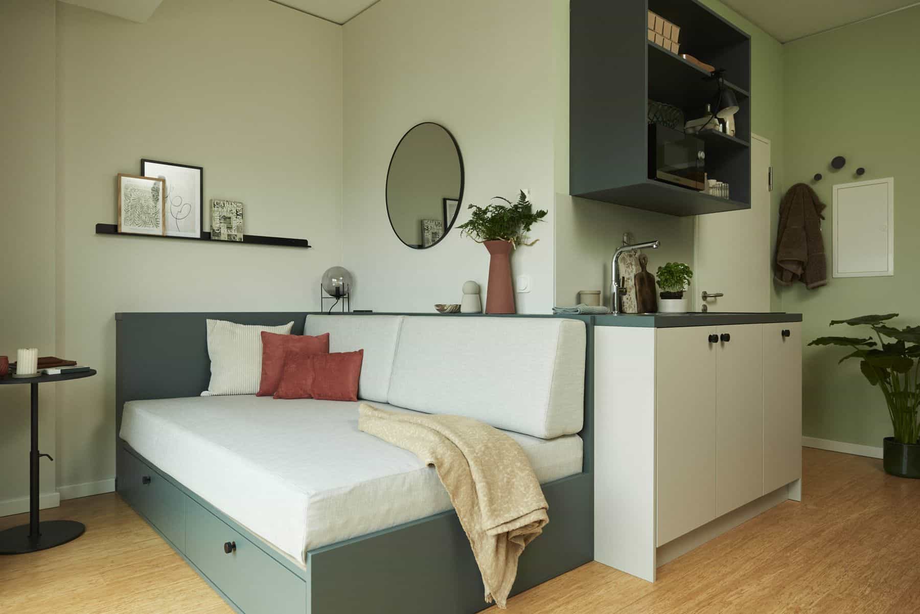Studio vom Typ A im The Bloom Homes mit Tagesbett, rundem Spiegel und Küchenzeile