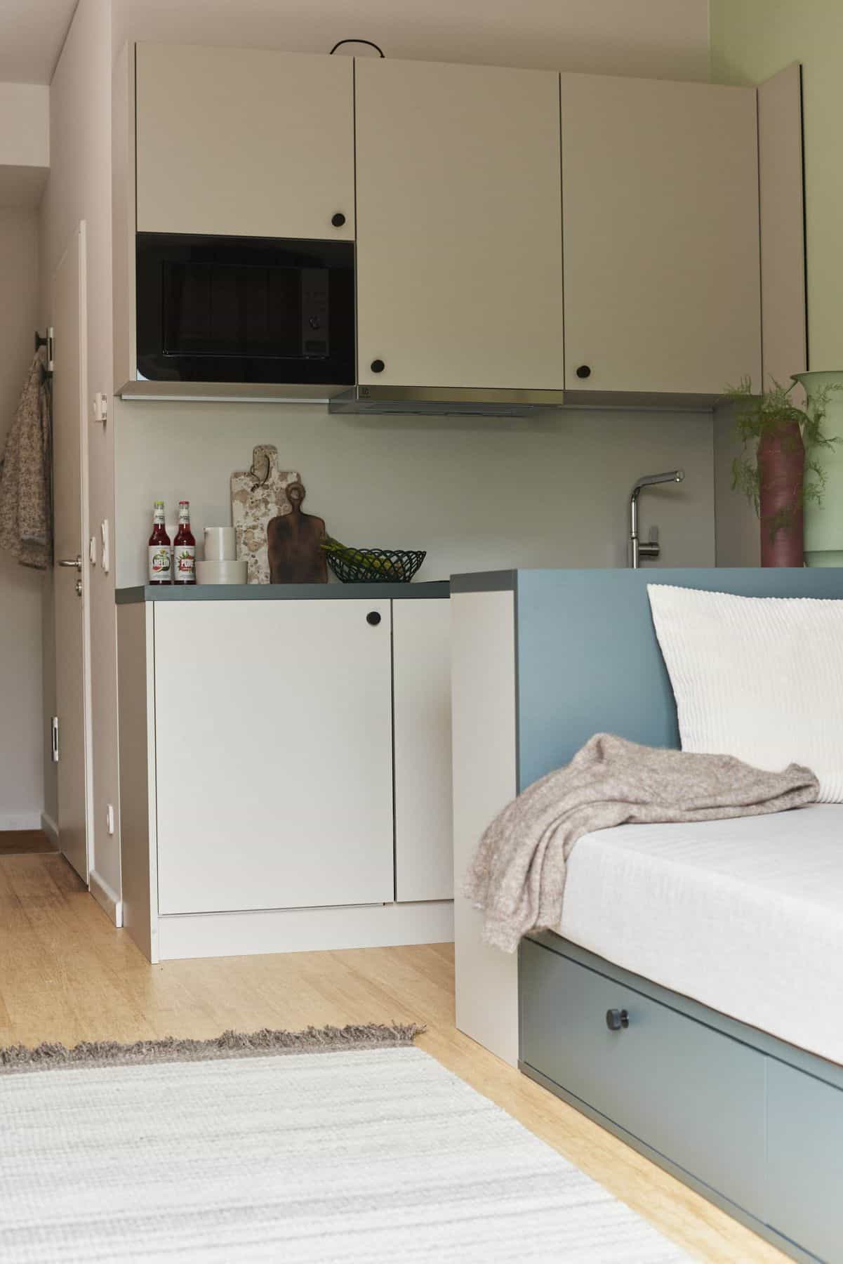 Küche und Bett im The Bloom Homes B