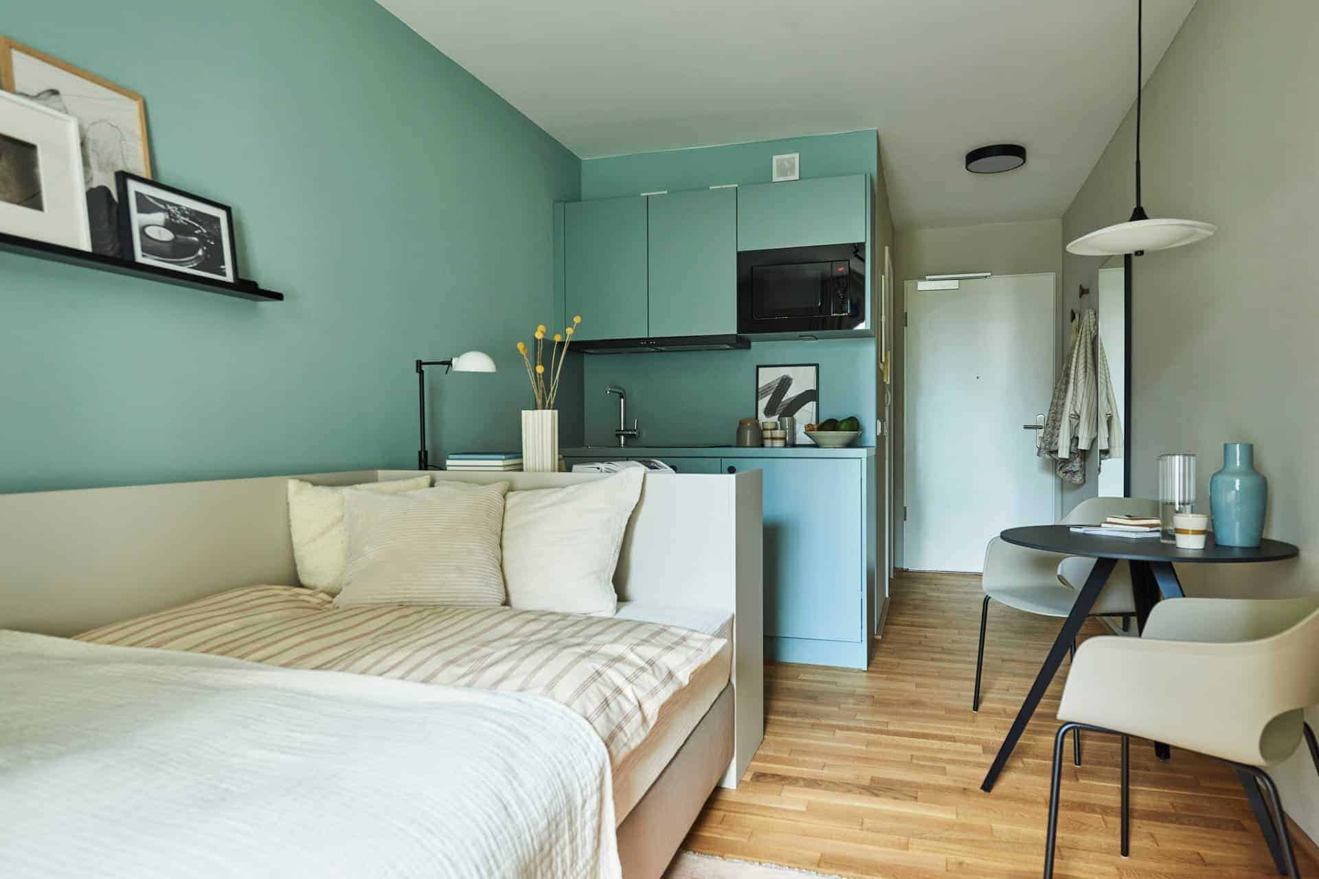 Apartment vom Typ A im Eastside mit Schlafsofa und rundem Esstisch