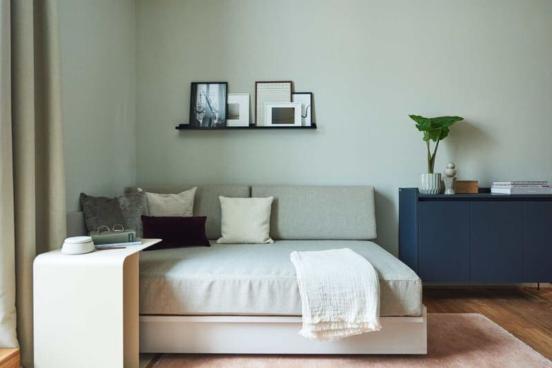 Apartment vom Typ K im Eastside mit Tagesbett, Wandregal und Sideboard