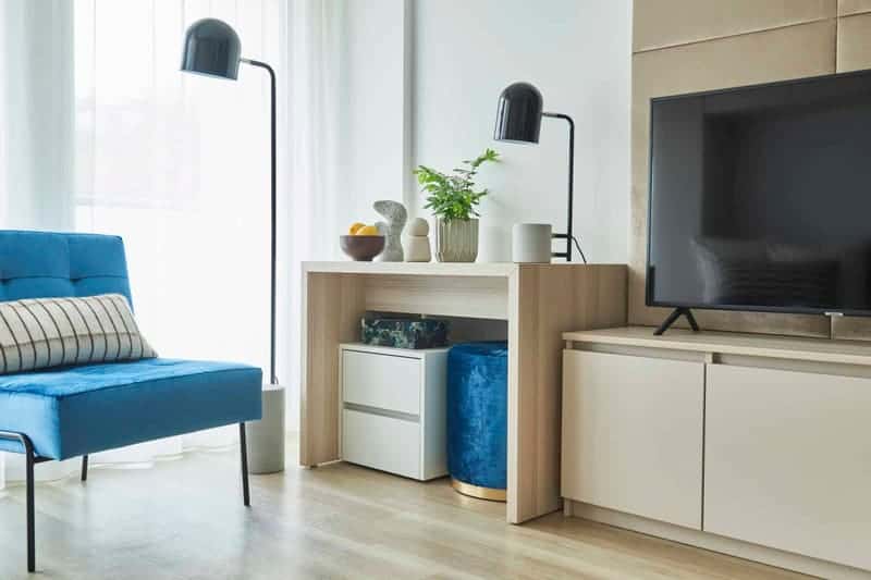 Workspace and TV in Roomments Basic