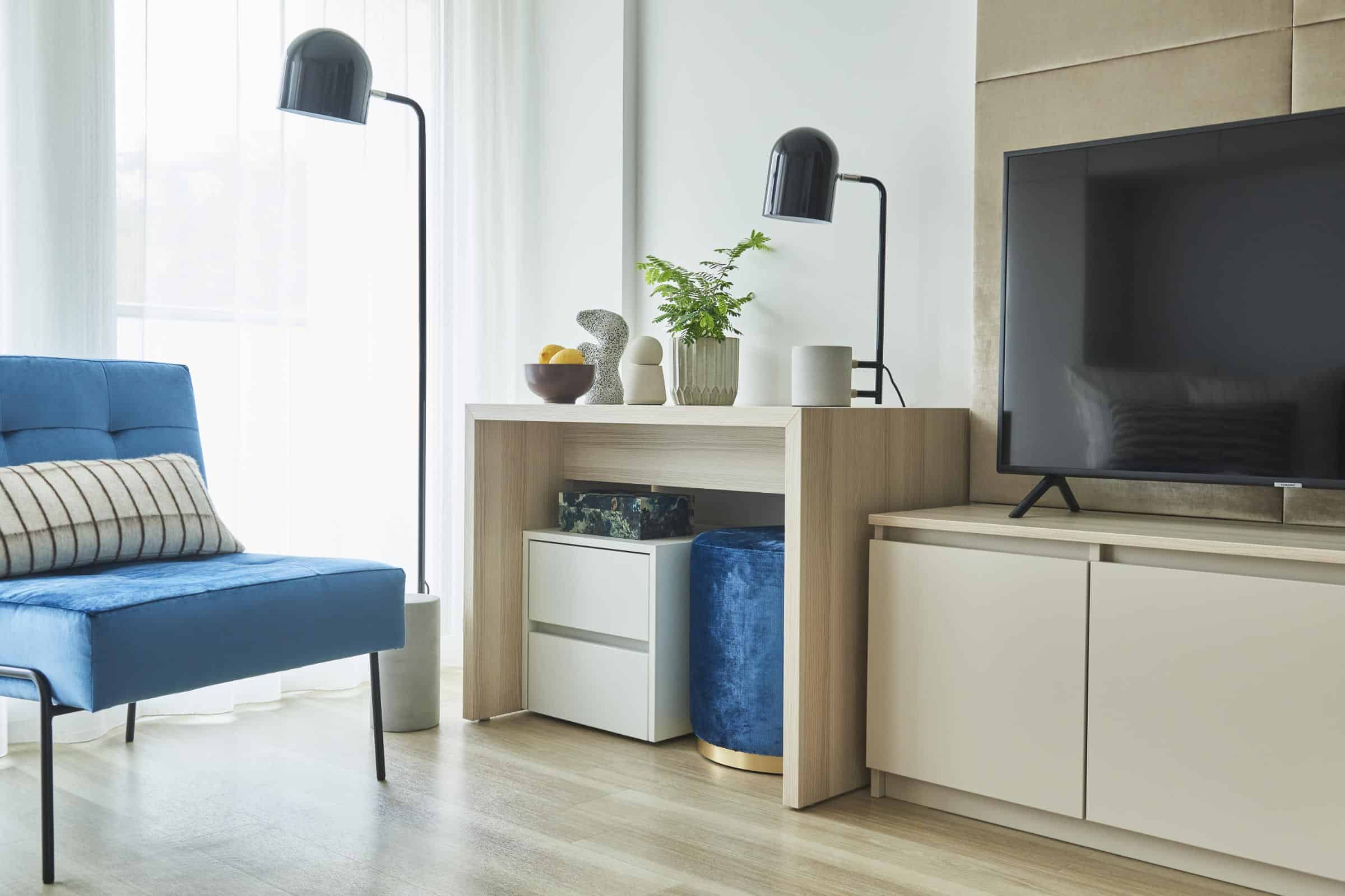 Arbeitsplatz und Fernseher im Roomments Basic