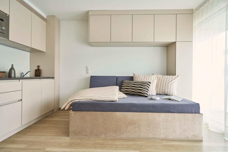 Bed and kitchen in Roomments Basic