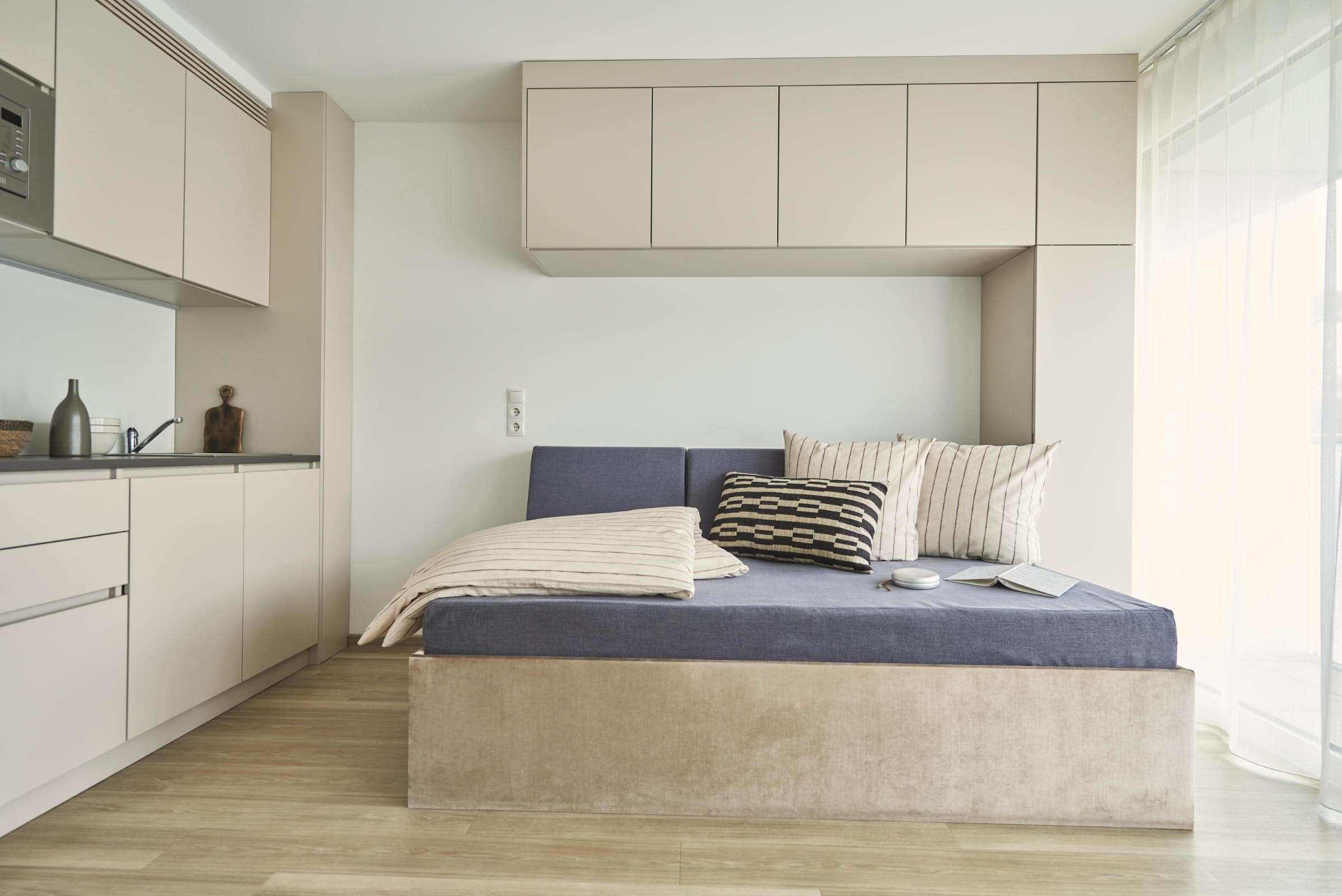 Bett und Küche im Roomments Basic