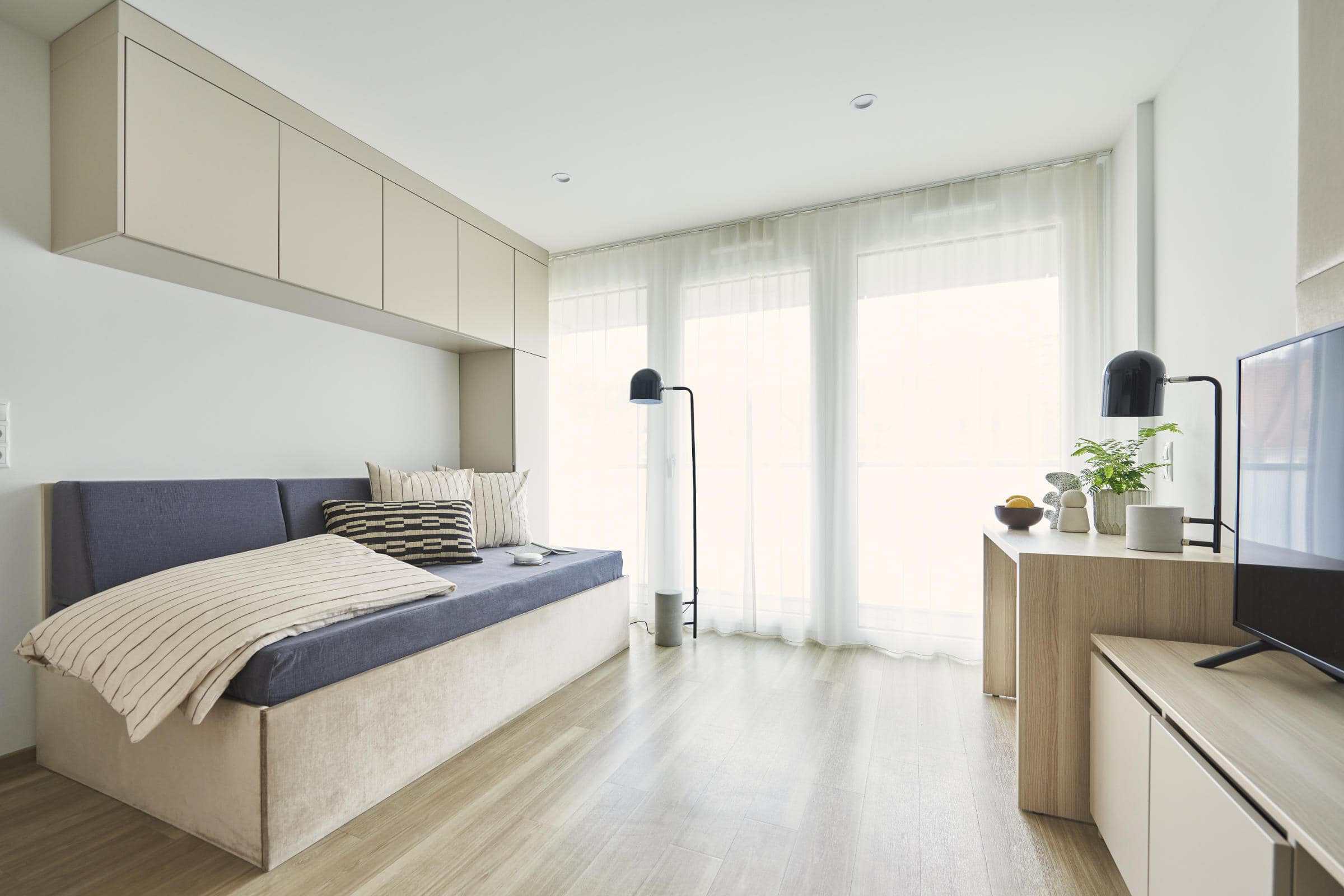 Wohnraum mit Fensterfront im Roomments Basic