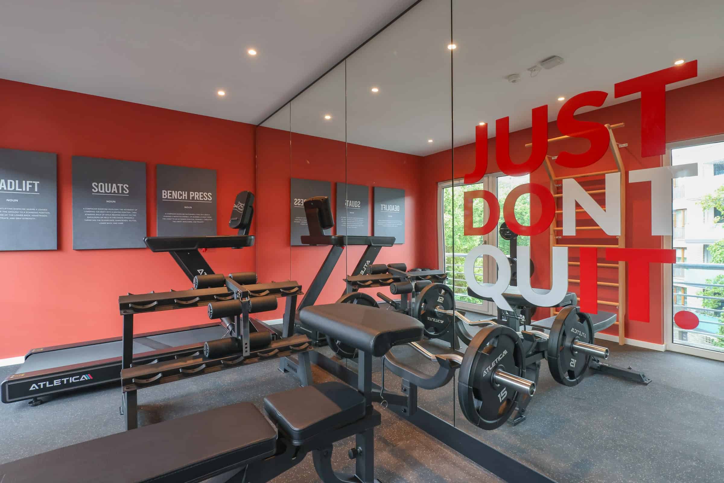 Fitnessraum im The Bloom Homes mit Hanteln, Bänken und Sprossenwand