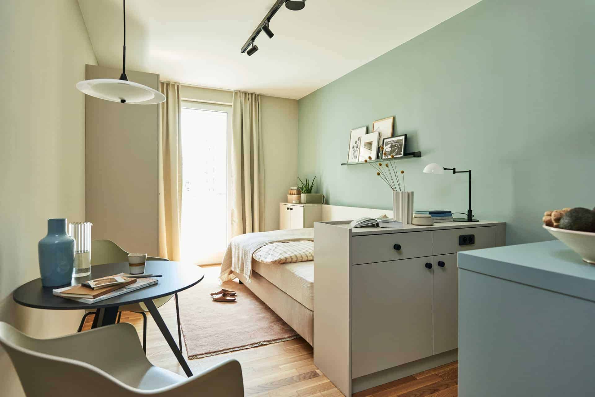 Apartment im Eastside in Frankfurt mit Bett, Esstisch und Küchenzeile in einem Raum
