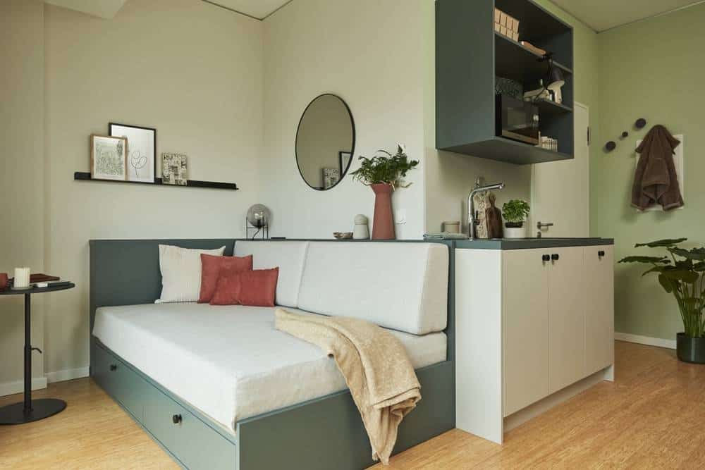 Apartment im The Bloom Homes mit Daybed, Kissen in Terrakotta und heller Küchenzeile