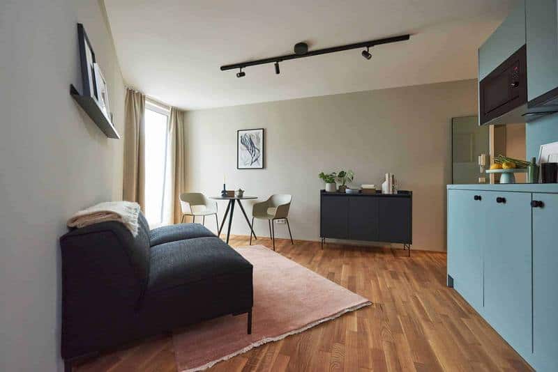 Apartment vom Typ G im Eastside Frankfurt mit Sofa, Essplatz und Sideboard