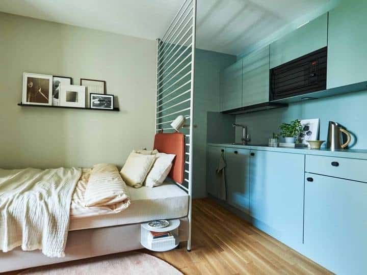 Apartment vom Typ B im Eastside mit Bett, Gitter-Raumteiler und mintfarbener Küchenzeile