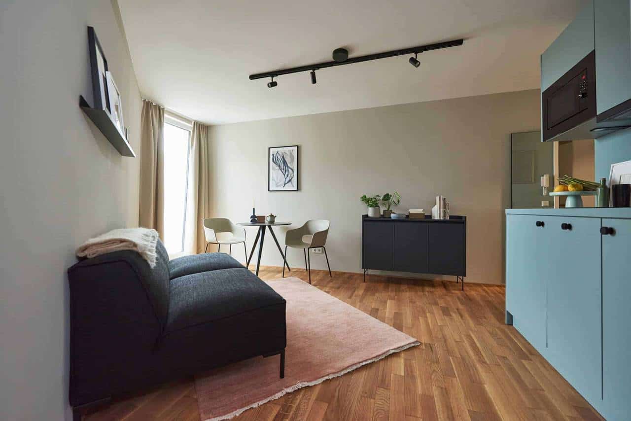 Wohnraum eines Apartments im Eastside Frankfurt mit Sofa, Essplatz und Sideboard